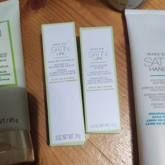 Mary Kay Satin Hand & LipSet - Green and White - Picture 3 of 5